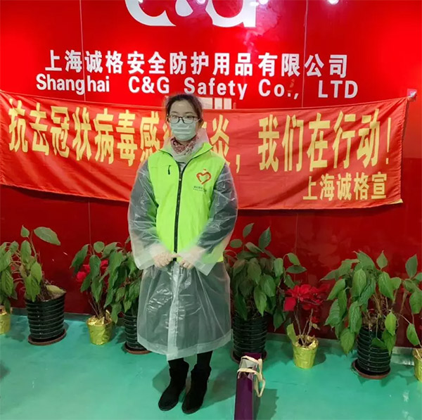 攜手戰(zhàn)“疫”，逆風(fēng)而上，上海志愿者助力抗疫防護(hù)服生產(chǎn)