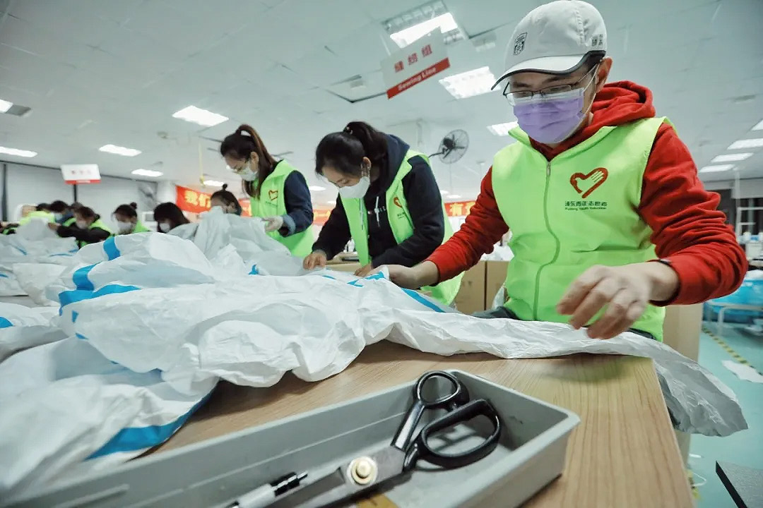 2.jpg這些“守護者”們在上海誠格干了件大事！——20天，750人次，經(jīng)手近4萬件防護服！